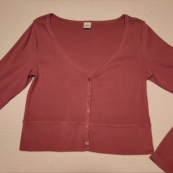 ARITZIA HomeStretch Rib V-Neck Waist Button-Up Top. Size Large. - Picture 9 of 16